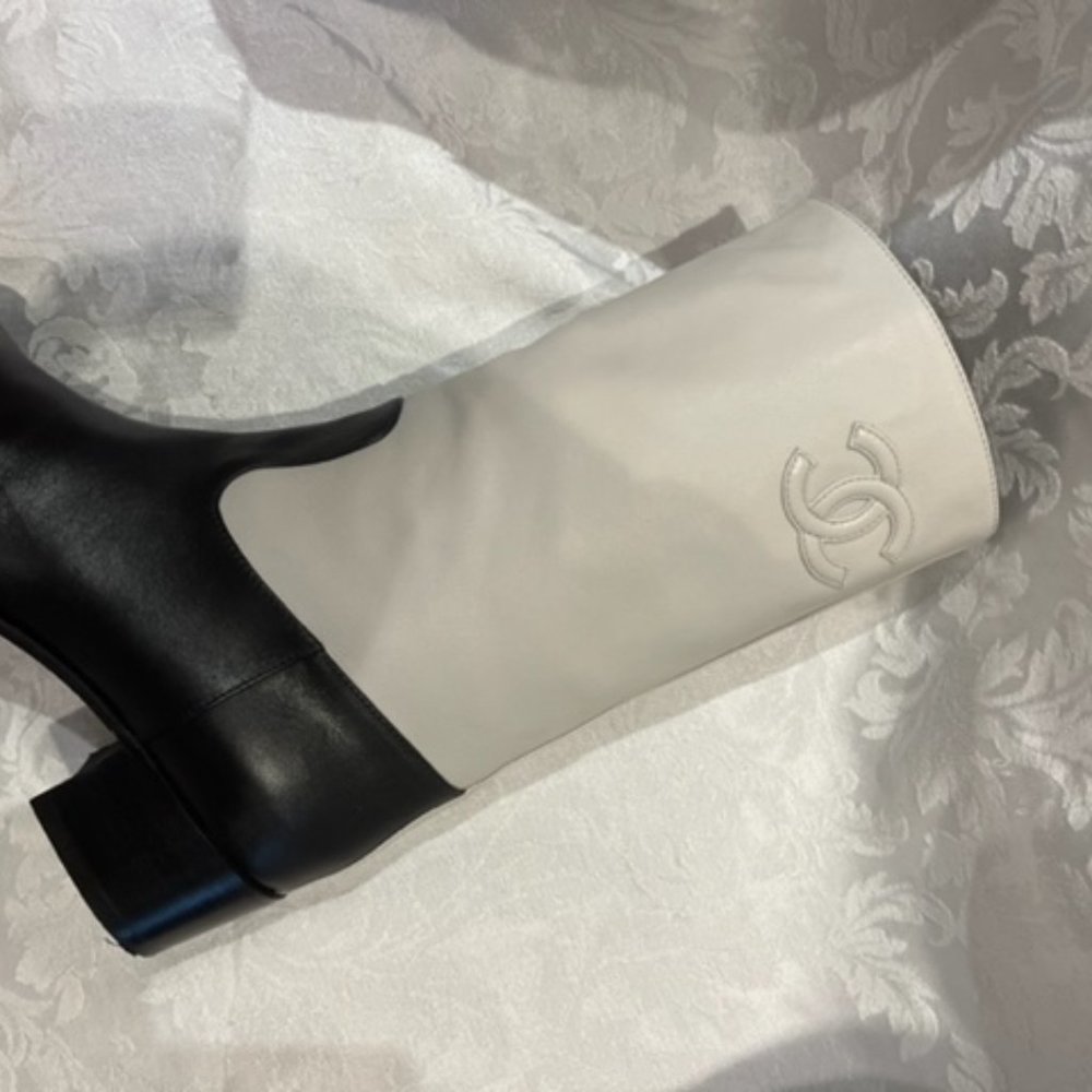 Woman's Chanel Boots